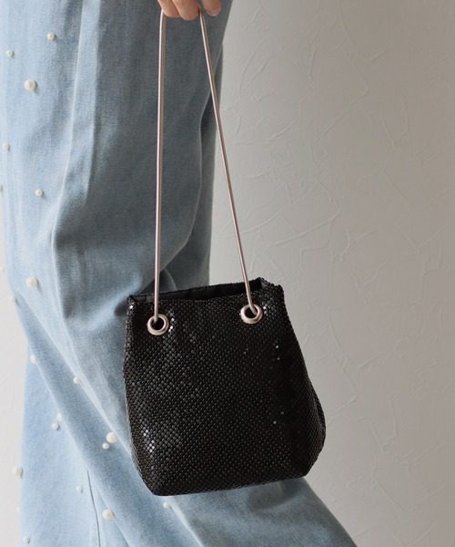 BLUEEAST（ブルーイースト）の「キラキラ2wayパーティーミニ巾着バッグ（ショルダーバッグ・レディース・ブラック/シルバー・FREE）」の4枚目の写真