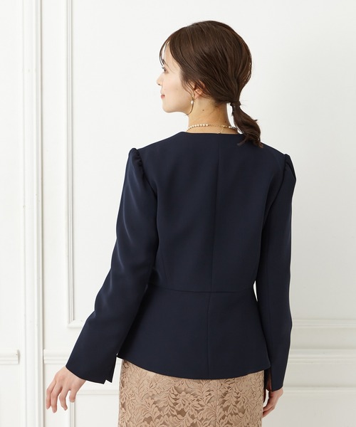 AIMER（エメ）の「カシュクール風バックペプラムジャケット（テーラードジャケット・レディース・ベージュ/ネイビー・MEDIUM/LARGE）」の4枚目の写真