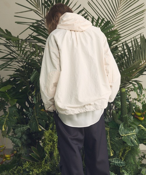 MAISON SPECIAL（メゾンスペシャル）の「《UNISEX》Washed Nylon Prime-Over Anorak Hoodie/ワッシャーナイロンプライムオーバーアノラックパーカー 【MAISON SPECIAL/メゾンスペシャル】（パーカー・メンズ・パープル/アイボリー/ブラック/チャコールグレー/グレー/ブルー/コーラルピンク・1/2）」の15枚目の写真