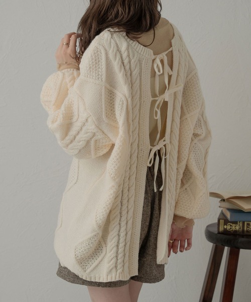 Ambre Neige（アンブルネージュ）の「【前後２WAY】2wayケーブルリボンニットカーディガン／WEB/EC限定商品（カーディガン/ボレロ・レディース・チャコールグレー/アイボリー/ダークブラウン・FREE）」の4枚目の写真