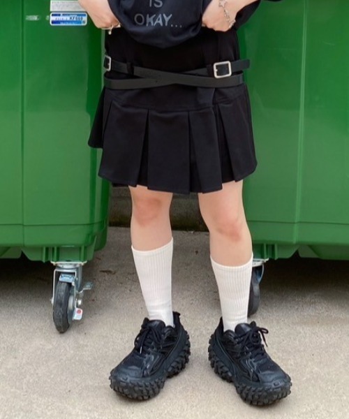 Candy Stripper(キャンディストリッパー)の「CROSS BELTED MINI スカート(スカート・レディース・ベージュ/ライトブルー/ブラック・2)」の2枚目の写真