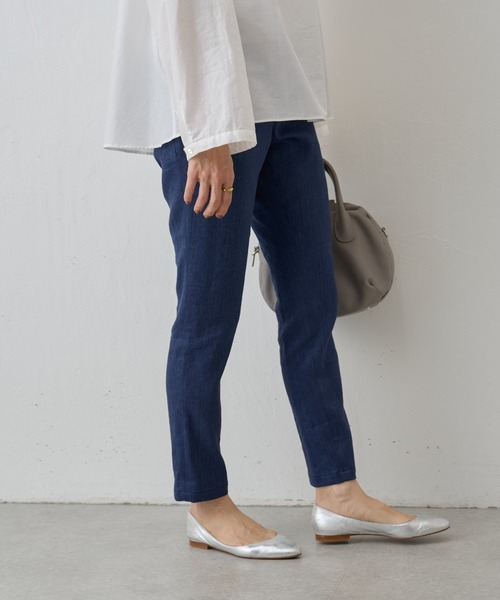 BEARDSLEY ビアズリー　スリムタックパンツ　インディゴ　デニム風 BEARDSLEY（ビアズリー）の「デニム風リネンスリムタックパンツ