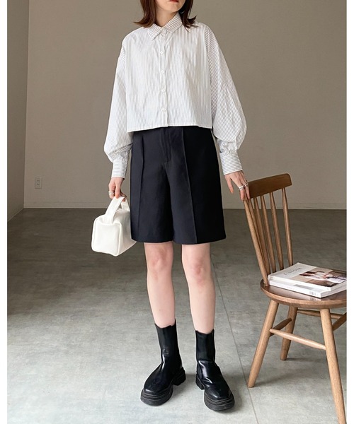 She's Closet（シーズクローゼット）の「レギュラーカラーボリュームスリーブタックショート丈長袖ストライプシャツ（シャツ/ブラウス・レディース・ブラック/ホワイト/ピンク/ネイビー・FREE）」の14枚目の写真