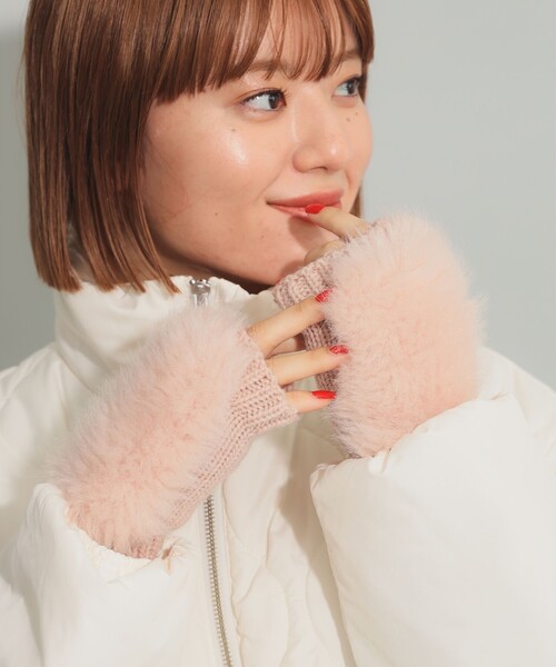 Ray BEAMS（レイビームス）の「フェイクファー アームウォーマー（手袋・レディース・ピンク/ベージュ・ONE SIZE）」の4枚目の写真