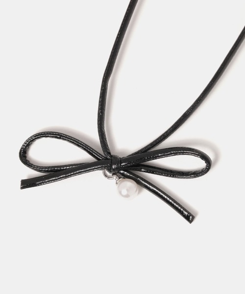 FOREVER 21(フォーエバー トゥエンティーワン)の「【2024FW】パールリボンネックレス(ネックレス・レディース・ブラック/シルバー・FREE)」の3枚目の写真