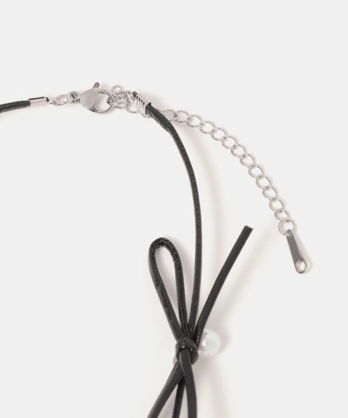 FOREVER 21(フォーエバー トゥエンティーワン)の「【2024FW】パールリボンネックレス(ネックレス・レディース・ブラック/シルバー・FREE)」の4枚目の写真