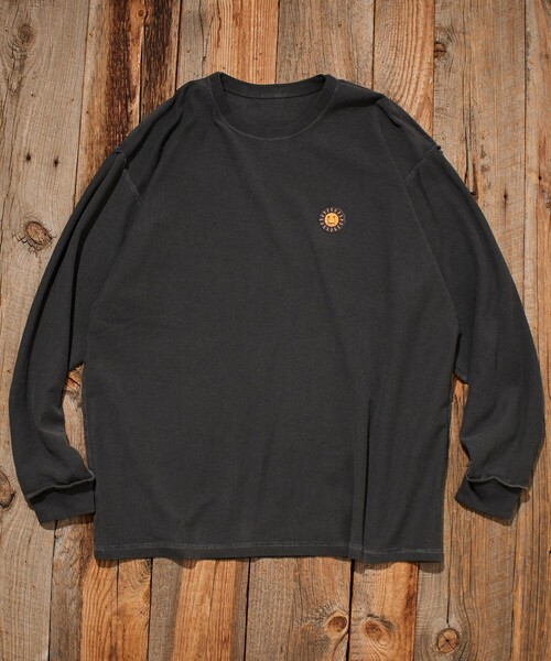 Jonas Claesson(ジョナスクレアッソン)の「JONAS CLAESSON/ジョナスクレアッソン Insideout Hello Sunshine L/S TEE/インサイドアウト ハローサンシャイン ロングスリーブ Tシャツ/リバーシブル(Tシャツ/カットソー・メンズ・チャコールグレー/オフホワイト/マスタード・SMALL/MEDIUM/LARGE)」の3枚目の写真