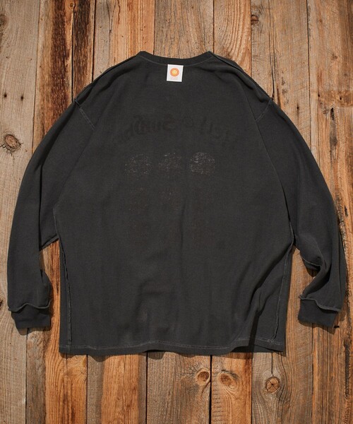Jonas Claesson(ジョナスクレアッソン)の「JONAS CLAESSON/ジョナスクレアッソン Insideout Hello Sunshine L/S TEE/インサイドアウト ハローサンシャイン ロングスリーブ Tシャツ/リバーシブル(Tシャツ/カットソー・メンズ・チャコールグレー/オフホワイト/マスタード・SMALL/MEDIUM/LARGE)」の6枚目の写真