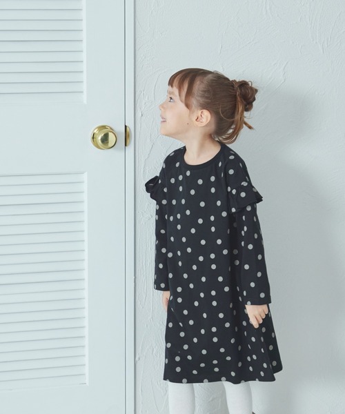 pairmanon(ペアマノン)の「総柄 肩フリル 長袖 ワンピース(ワンピース・キッズ・ブラック系その他2/ベージュ系その他/ベージュ系その他2/ブラック系その他・100/120/150/130/140/110/90)」の2枚目の写真