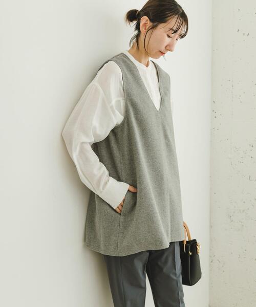 ITEMS URBANRESEARCH(アイテムズ アーバンリサーチ)の「Vネックジレ(シャツ/ブラウス・レディース・チャコールグレー/グレー/ブラウン・FREE)」の1枚目の写真