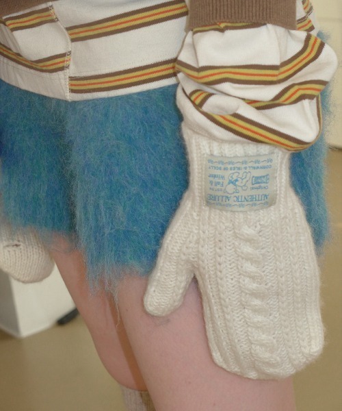 ROCKFISH WEATHERWEAR（ロックフィッシュウェザーウェア）の「CABLE KNIT MITTENS（手袋・レディース・アイボリー/ラベンダー/ライトイエロー/ブルー/レッド/グリーン・FREE）」の2枚目の写真