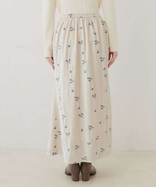 natural couture（ナチュラルクチュール）の「ベロア刺繍マーメイドスカート（スカート・レディース・ブラウン/グレー/アイボリー・FREE）」の4枚目の写真