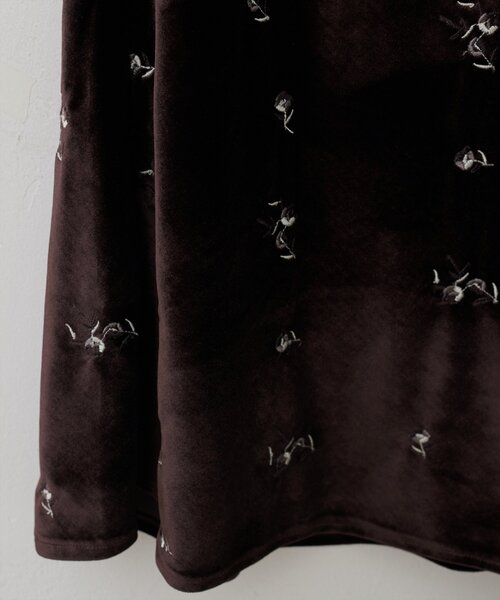 natural couture（ナチュラルクチュール）の「ベロア刺繍マーメイドスカート（スカート・レディース・ブラウン/グレー/アイボリー・FREE）」の12枚目の写真