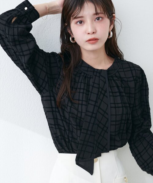 natural couture（ナチュラルクチュール）の「フロッキーチェック長袖ブラウス（シャツ/ブラウス・レディース・ホワイト系その他/ピンクベージュ/グレイッシュベージュ/ブラック系その他・FREE）」の3枚目の写真