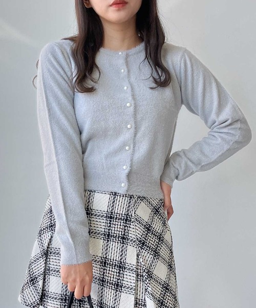 AS KNOW AS plus（アズノゥアズプラス）の「●パールボタン ラメフェザーショートカーディガン（カーディガン/ボレロ・レディース・レッド系/イエロー系/ネイビー系/グレー系・FREE）」の2枚目の写真