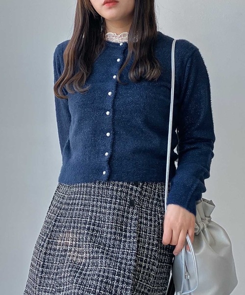 AS KNOW AS plus（アズノゥアズプラス）の「●パールボタン ラメフェザーショートカーディガン（カーディガン/ボレロ・レディース・レッド系/イエロー系/ネイビー系/グレー系・FREE）」の3枚目の写真