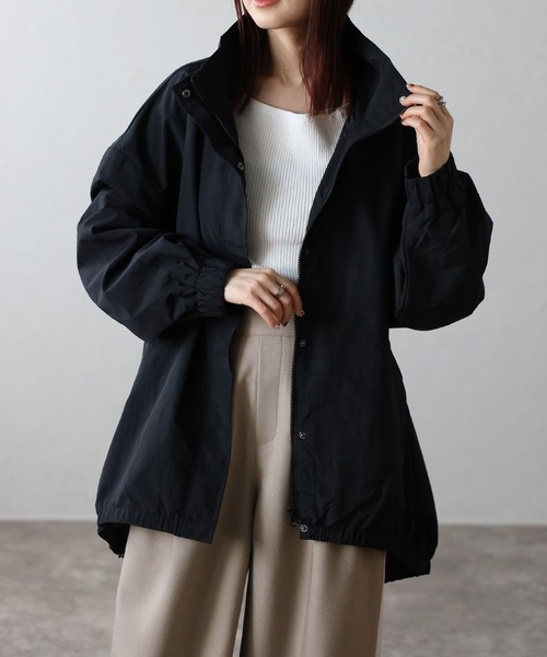 Fizz（フィズ）の「ゆったりスタンドカラーブルゾン（ナイロンジャケット・レディース・ブラック/ベージュ/アイボリー/チャコール・M）」の3枚目の写真