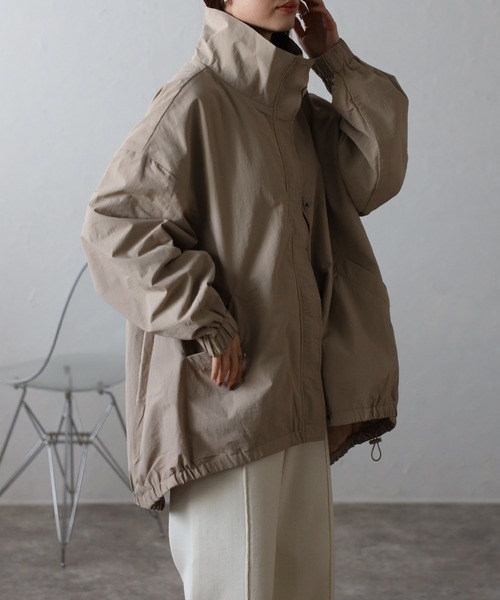 Fizz（フィズ）の「ゆったりスタンドカラーブルゾン（ナイロンジャケット・レディース・ブラック/ベージュ/アイボリー/チャコール・M）」の18枚目の写真