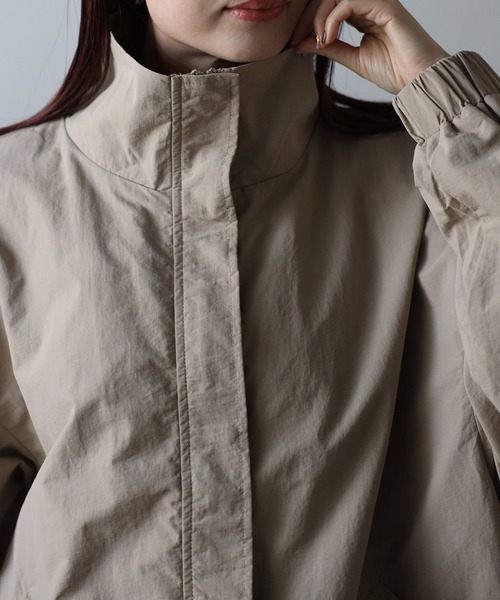 Fizz（フィズ）の「ゆったりスタンドカラーブルゾン（ナイロンジャケット・レディース・ブラック/ベージュ/アイボリー/チャコール・M）」の14枚目の写真