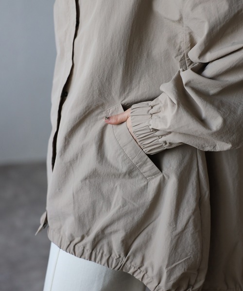 Fizz（フィズ）の「ゆったりスタンドカラーブルゾン（ナイロンジャケット・レディース・ブラック/ベージュ/アイボリー/チャコール・M）」の13枚目の写真