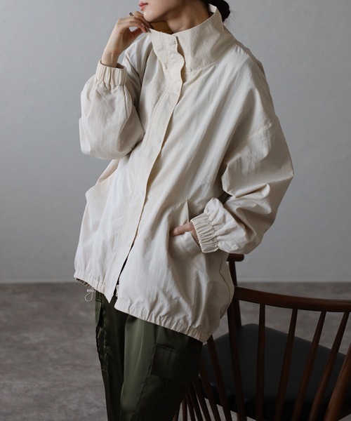 Fizz（フィズ）の「ゆったりスタンドカラーブルゾン（ナイロンジャケット・レディース・ブラック/ベージュ/アイボリー/チャコール・M）」の10枚目の写真