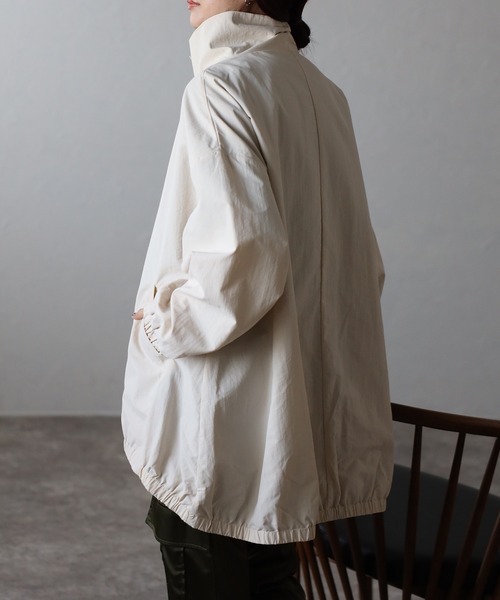 Fizz（フィズ）の「ゆったりスタンドカラーブルゾン（ナイロンジャケット・レディース・ブラック/ベージュ/アイボリー/チャコール・M）」の7枚目の写真