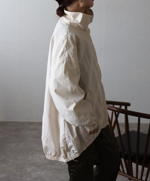 Fizz（フィズ）の「ゆったりスタンドカラーブルゾン（ナイロンジャケット・レディース・ブラック/ベージュ/アイボリー/チャコール・M）」の8枚目の写真