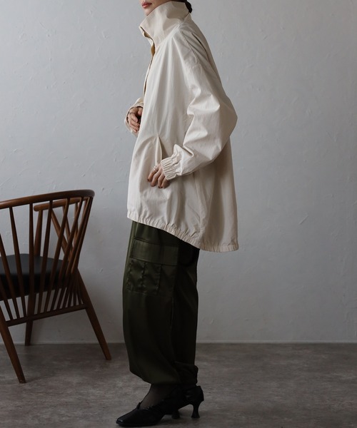 Fizz（フィズ）の「ゆったりスタンドカラーブルゾン（ナイロンジャケット・レディース・ブラック/ベージュ/アイボリー/チャコール・M）」の5枚目の写真