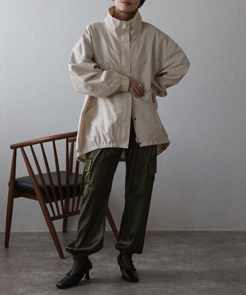 Fizz（フィズ）の「ゆったりスタンドカラーブルゾン（ナイロンジャケット・レディース・ブラック/ベージュ/アイボリー/チャコール・M）」の6枚目の写真