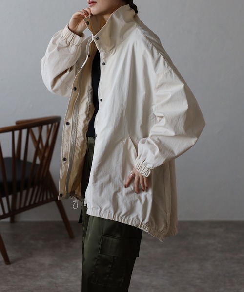 Fizz（フィズ）の「ゆったりスタンドカラーブルゾン（ナイロンジャケット・レディース・ブラック/ベージュ/アイボリー/チャコール・M）」の9枚目の写真