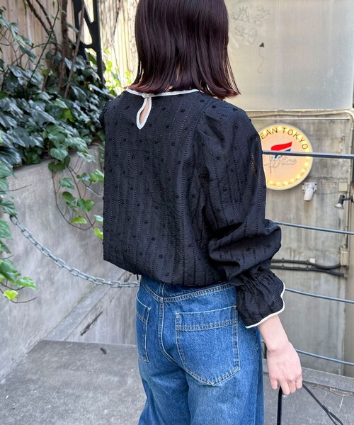 fredy emue（フレディエミュ）の「シアージャガードパイピングブラウス（シャツ/ブラウス・レディース・オフホワイト/ブラック/ライトグレー・38）」の17枚目の写真