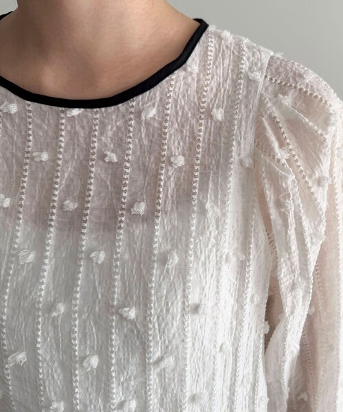 fredy emue（フレディエミュ）の「シアージャガードパイピングブラウス（シャツ/ブラウス・レディース・オフホワイト/ブラック/ライトグレー・38）」の4枚目の写真