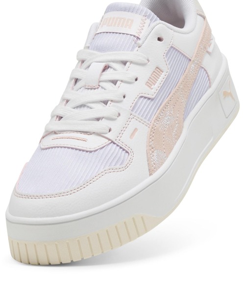 PUMA（プーマ）の「【別注】プーマ PUMA キャリーナ ストリート LUX クラフテッド フラワーズ 限定コラボ（スニーカー・レディース・ホワイト×ピンク・23.0cm/23.5cm/24.0cm/24.5cm/25.0cm/25.5cm/26.0cm）」の3枚目の写真