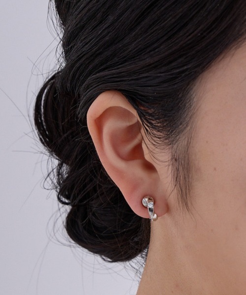 CALIN STANDARD(カリンスタンダード)の「◆金属アレルギー対応◆◆made in japan◆【痛くない】【落ちにくい】【片手で簡単】ツイストキュービックジルコニア マグネットイヤリング(イヤリング・レディース・ゴールド/シルバー・FREE)」の1枚目の写真