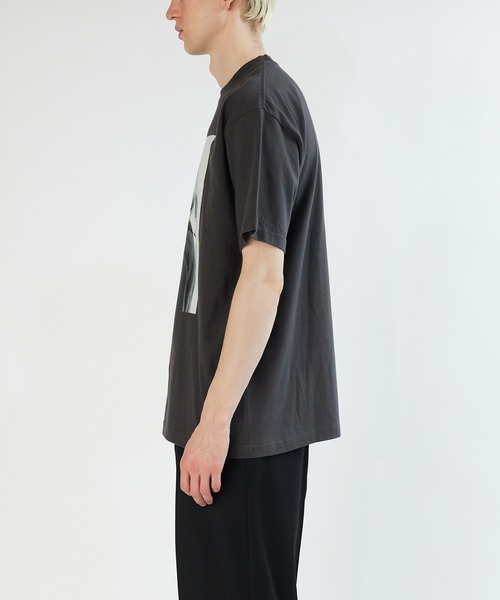 BIOTOP（ビオトープ）の「25SS vol.1【Kate Moss by David Sims】 Photo T-shirts（Tシャツ/カットソー・レディース・ブラック/ホワイト・M/L/XL）」の17枚目の写真