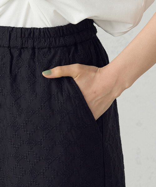 COMME CA ISM(コムサイズム)の「エンブロイダリーレース ワイドパンツ(その他パンツ・レディース・ブラック・LARGE/MEDIUM)」の11枚目の写真