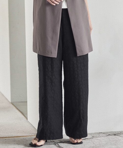 COMME CA ISM(コムサイズム)の「エンブロイダリーレース ワイドパンツ(その他パンツ・レディース・ブラック・LARGE/MEDIUM)」の1枚目の写真