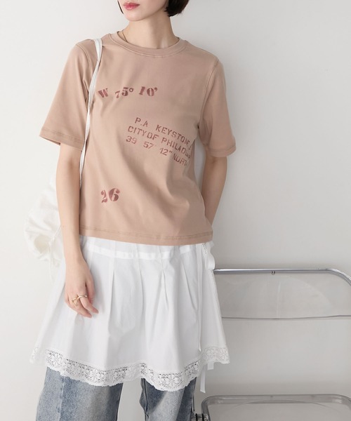 forksy.(フォルクシー)の「【forksy.】ステンシルデザイン グラフィックプリント 半袖Tシャツ(Tシャツ/カットソー・レディース・チャコール/ベージュ/オフホワイト・FREE)」の2枚目の写真