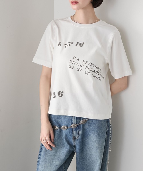 forksy.(フォルクシー)の「【forksy.】ステンシルデザイン グラフィックプリント 半袖Tシャツ(Tシャツ/カットソー・レディース・チャコール/ベージュ/オフホワイト・FREE)」の4枚目の写真