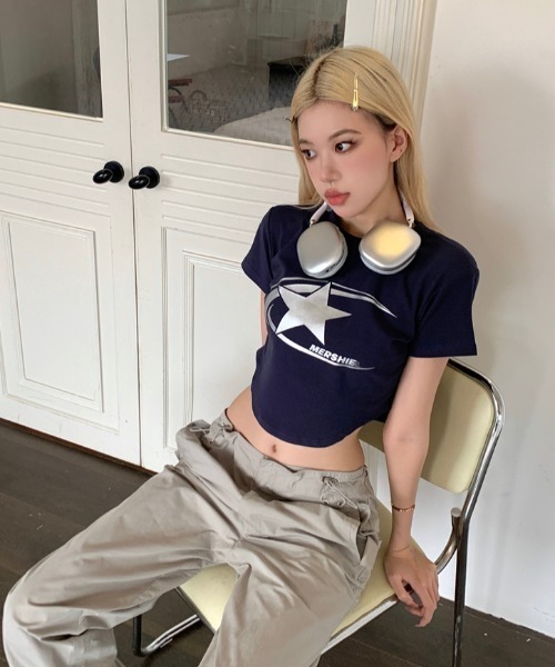 Sibra(シブラ)の「Y2KロゴプリントクロップドTシャツ(Tシャツ/カットソー・レディース・ネイビー/ブラック・M)」の1枚目の写真