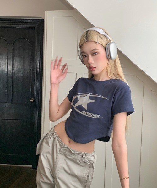 Sibra(シブラ)の「Y2KロゴプリントクロップドTシャツ(Tシャツ/カットソー・レディース・ネイビー/ブラック・M)」の9枚目の写真