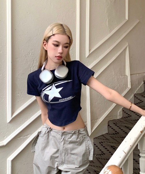 Sibra(シブラ)の「Y2KロゴプリントクロップドTシャツ(Tシャツ/カットソー・レディース・ネイビー/ブラック・M)」の8枚目の写真