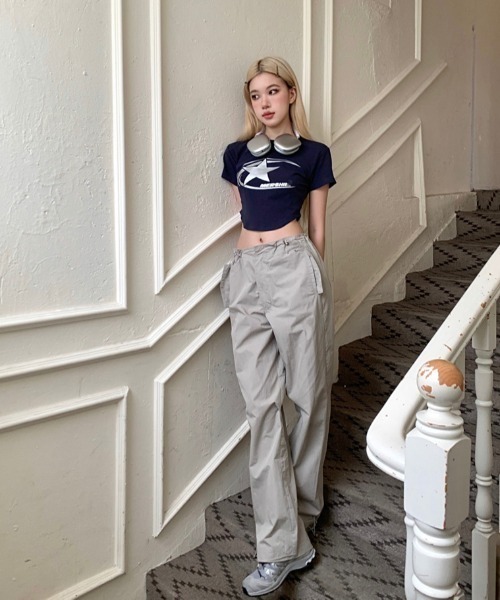 Sibra(シブラ)の「Y2KロゴプリントクロップドTシャツ(Tシャツ/カットソー・レディース・ネイビー/ブラック・M)」の7枚目の写真