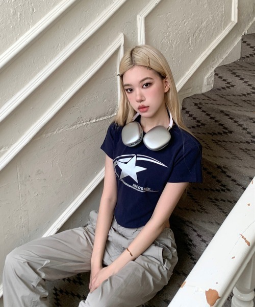 Sibra(シブラ)の「Y2KロゴプリントクロップドTシャツ(Tシャツ/カットソー・レディース・ネイビー/ブラック・M)」の6枚目の写真