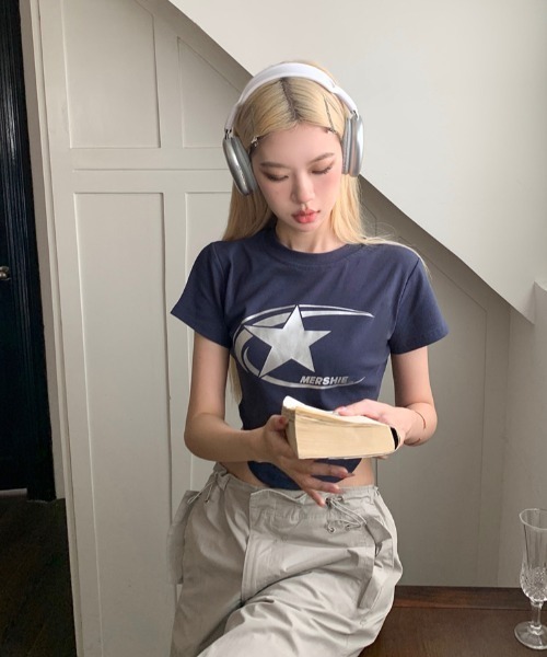 Sibra(シブラ)の「Y2KロゴプリントクロップドTシャツ(Tシャツ/カットソー・レディース・ネイビー/ブラック・M)」の18枚目の写真