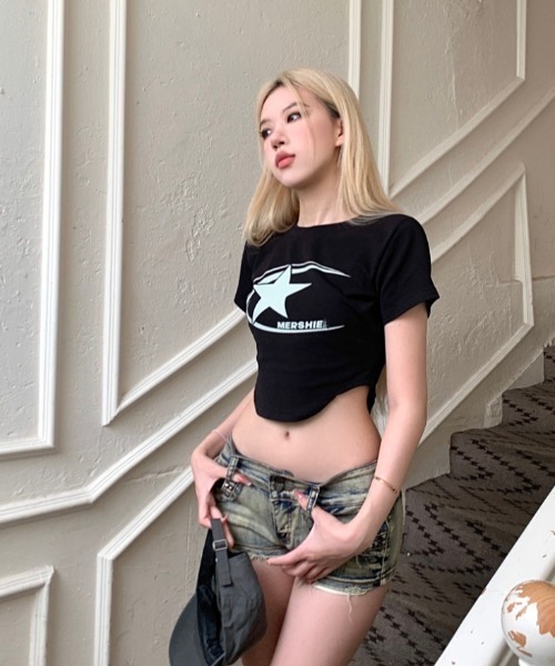 Sibra(シブラ)の「Y2KロゴプリントクロップドTシャツ(Tシャツ/カットソー・レディース・ネイビー/ブラック・M)」の17枚目の写真