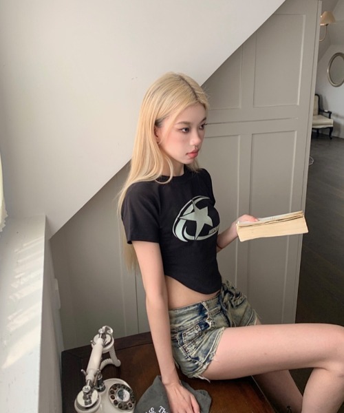 Sibra(シブラ)の「Y2KロゴプリントクロップドTシャツ(Tシャツ/カットソー・レディース・ネイビー/ブラック・M)」の11枚目の写真