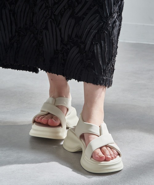 MAGASIN DE MODE Chou Chou(マガジンデモードシュシュ)の「【MAGASIN DE MODE Chou Chou】ボリュームソールクロスストラップサンダル KNF-TP(サンダル・レディース・アイボリー/ブラック・39/38/37/36)」の7枚目の写真