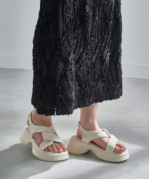 MAGASIN DE MODE Chou Chou(マガジンデモードシュシュ)の「【MAGASIN DE MODE Chou Chou】ボリュームソールクロスストラップサンダル KNF-TP(サンダル・レディース・アイボリー/ブラック・39/38/37/36)」の8枚目の写真