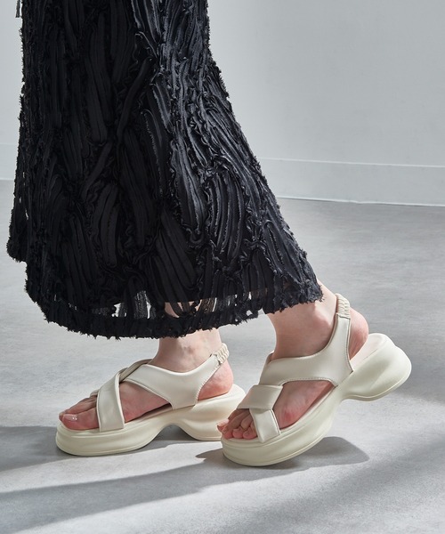 MAGASIN DE MODE Chou Chou(マガジンデモードシュシュ)の「【MAGASIN DE MODE Chou Chou】ボリュームソールクロスストラップサンダル KNF-TP(サンダル・レディース・アイボリー/ブラック・39/38/37/36)」の9枚目の写真
